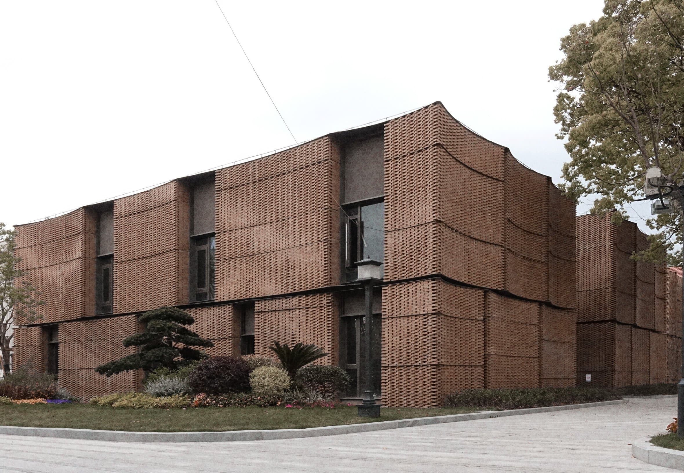 Built robotic brick facade with flowing pattern at Shenjia Garden