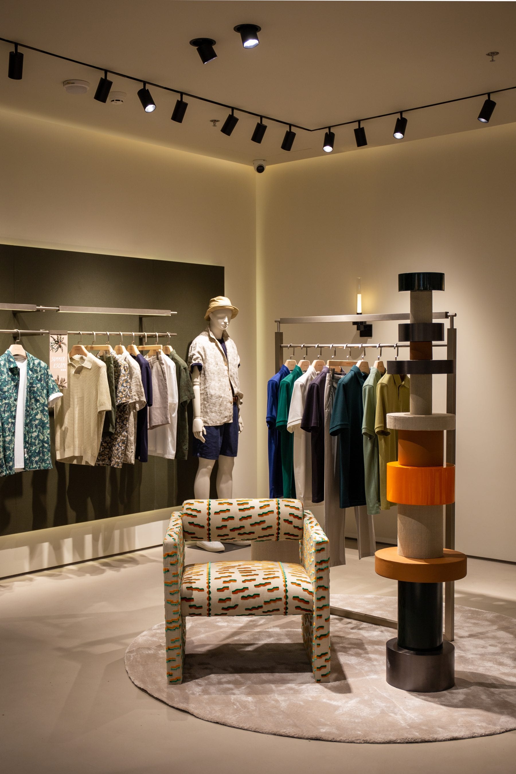 Display wall with stacked colour-column totem