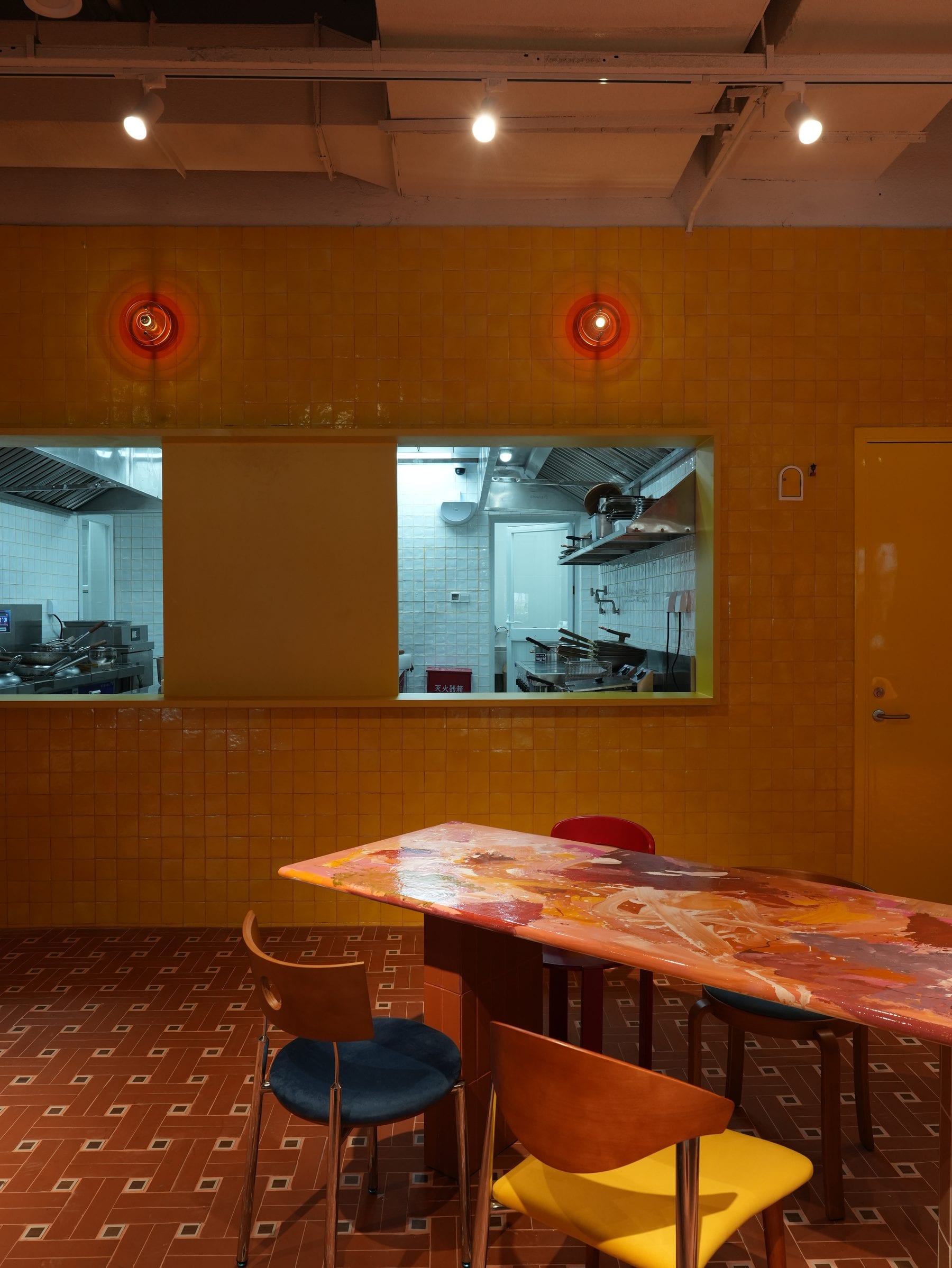 The yellow private room with resin communal table