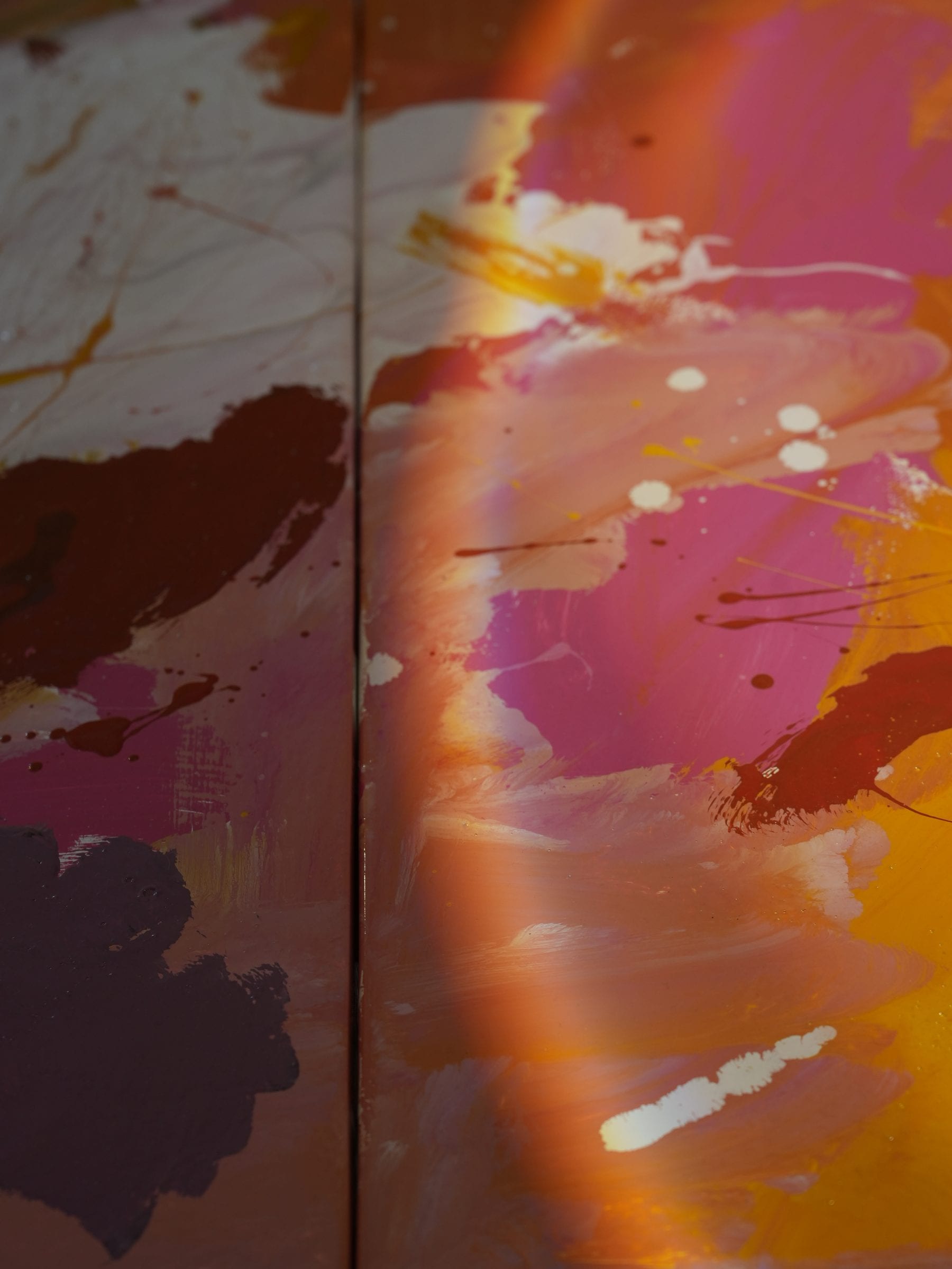 Detail of the multicoloured resin tabletop