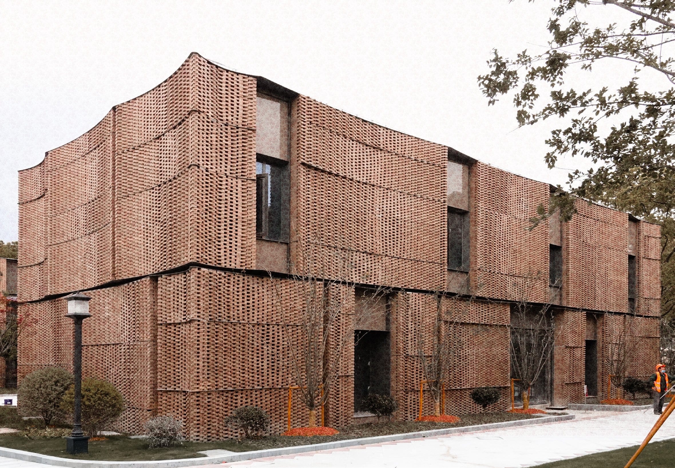 Brick facade construction with robotic masonry