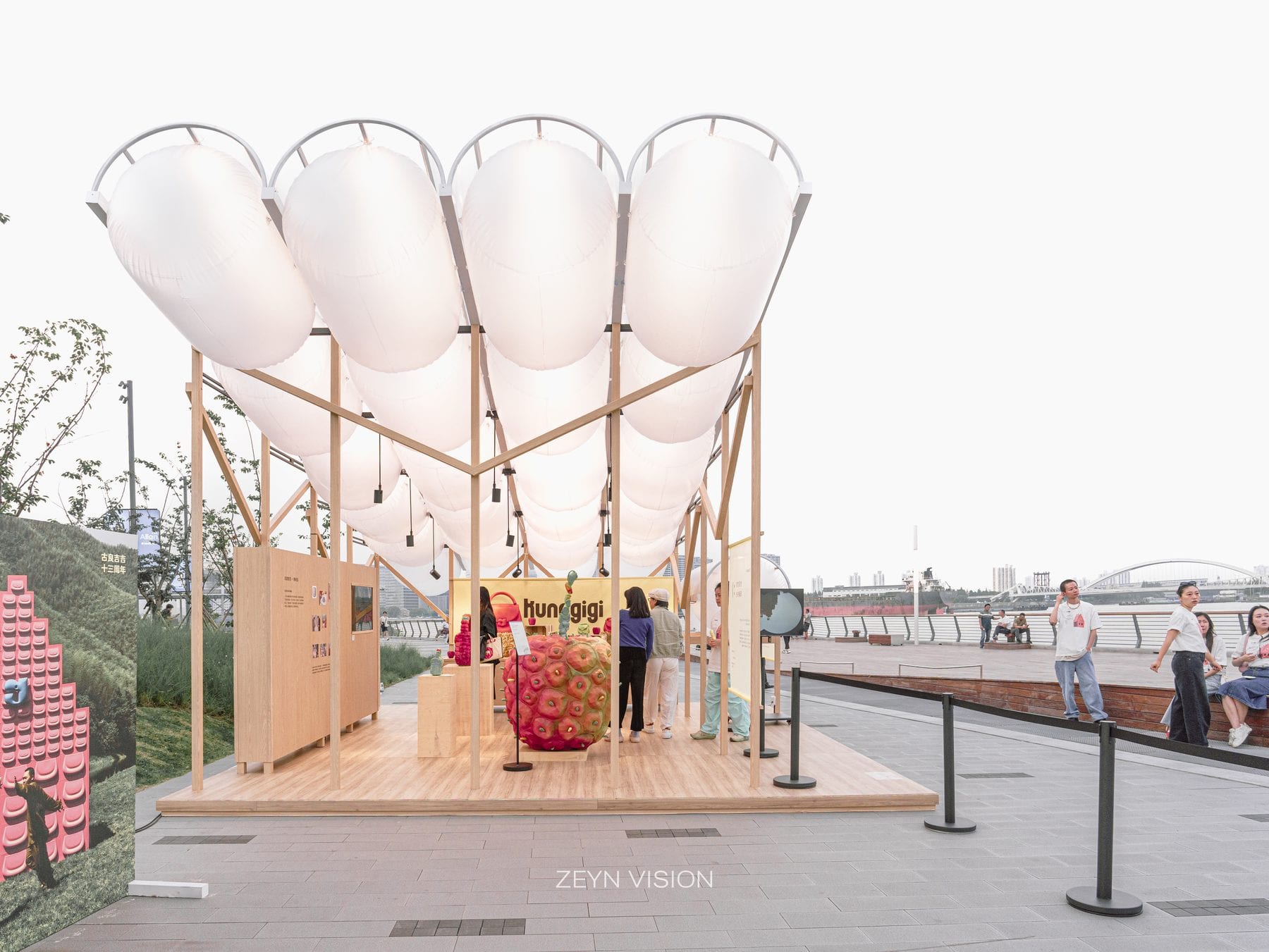 Flower-like tube columns with the strawberry display