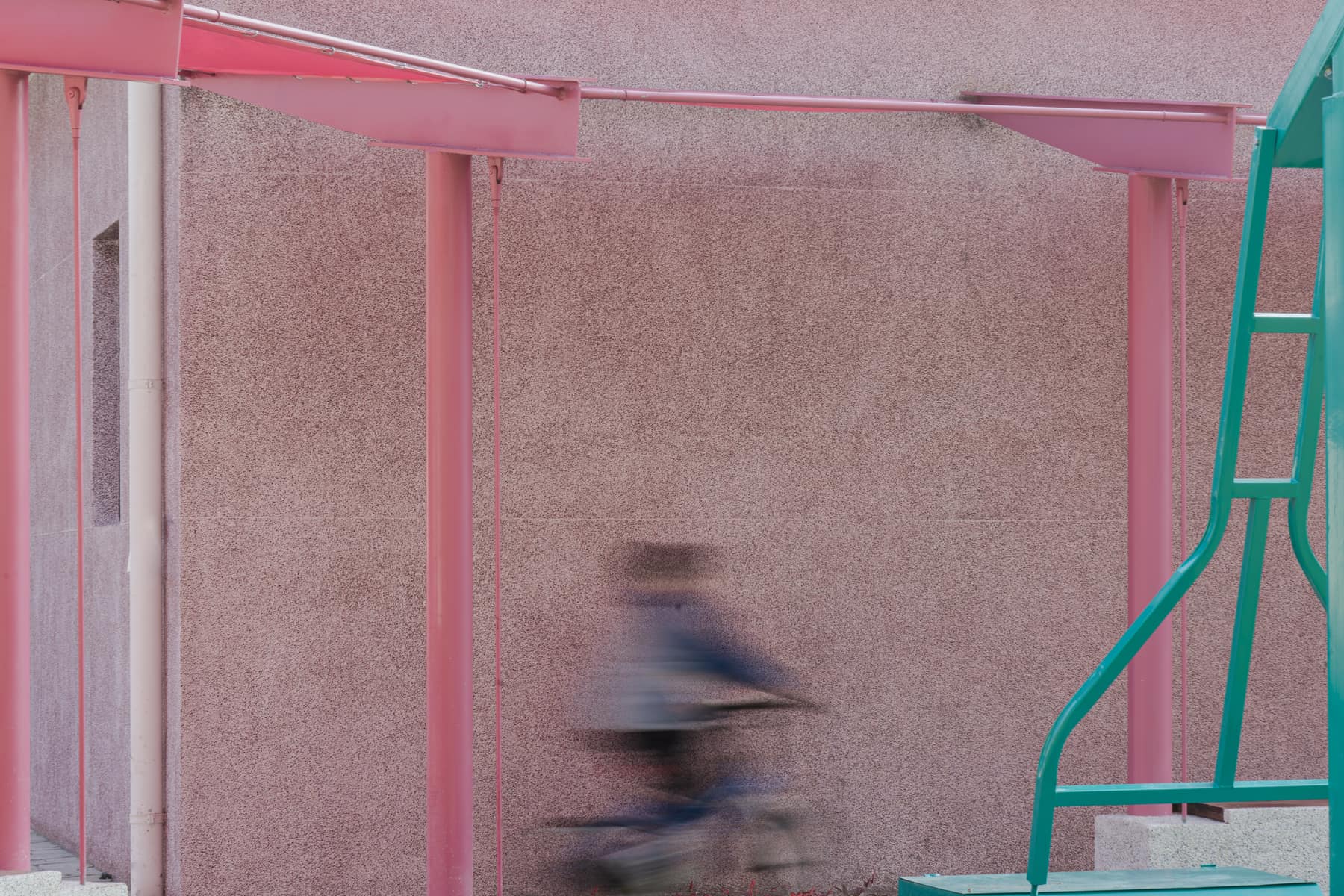 Breeze-block screen wall behind the pergola